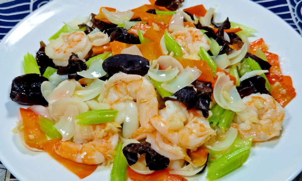 Celery can calm the liver and clear away heat, black fungus can clear the lungs and detoxify, lily can soothe the mind and calm the nerves, carrots can supplement vitamins, and shrimps can provide high-quality protein. The combination is both delicious and healthy.