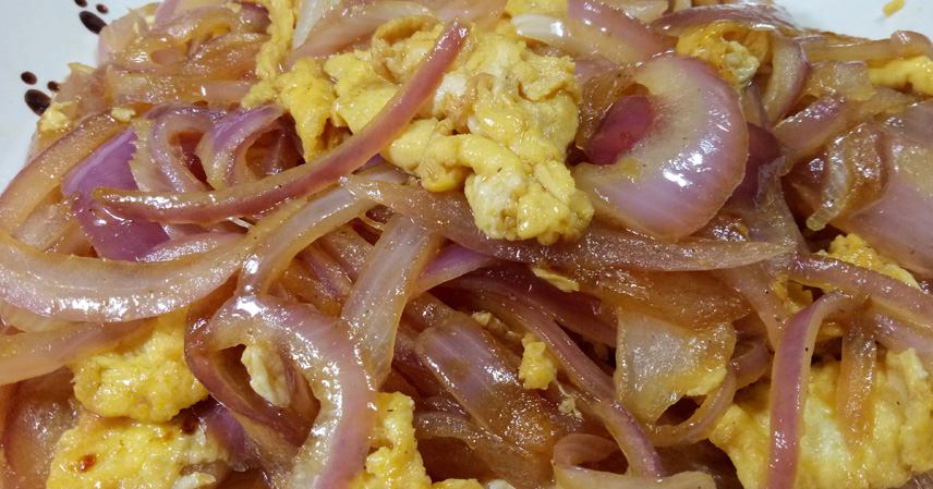 Scrambled eggs with onions